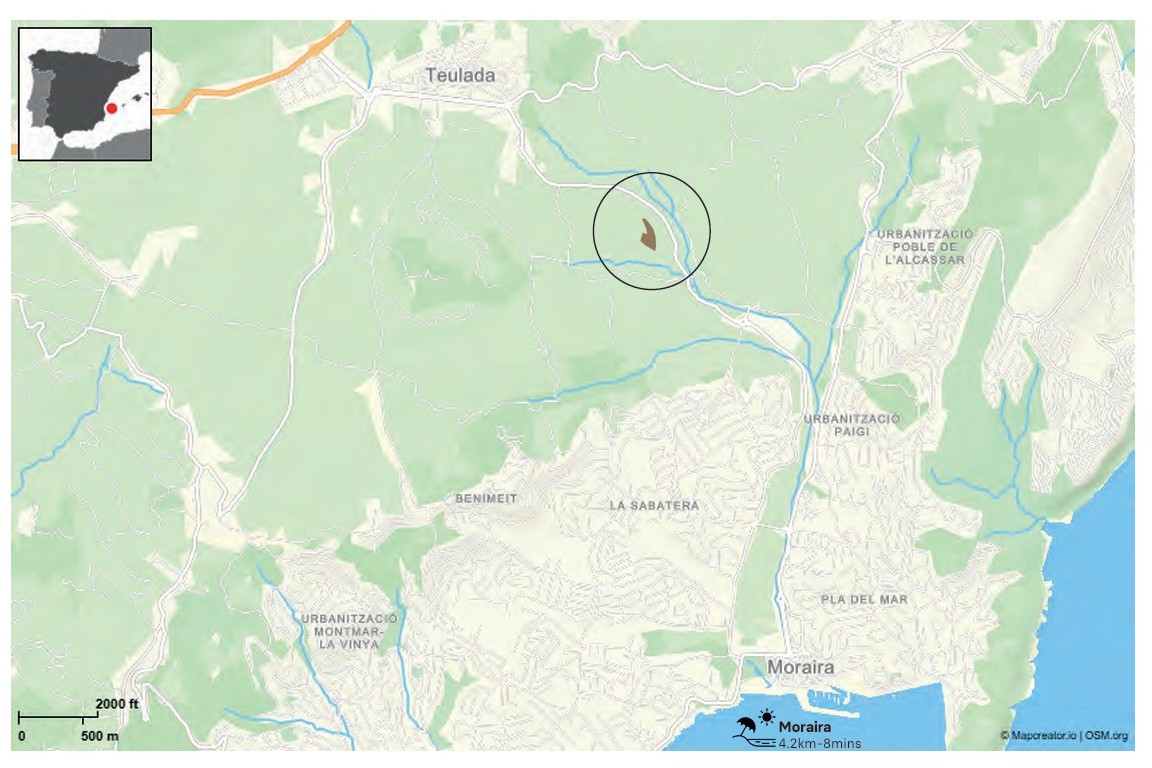 Mapa de ubicación que sitúa la parcela de 10.920 m2 en el interior de Teulada-Moraira, a tan solo 4,2 km de la costa y el centro urbano.