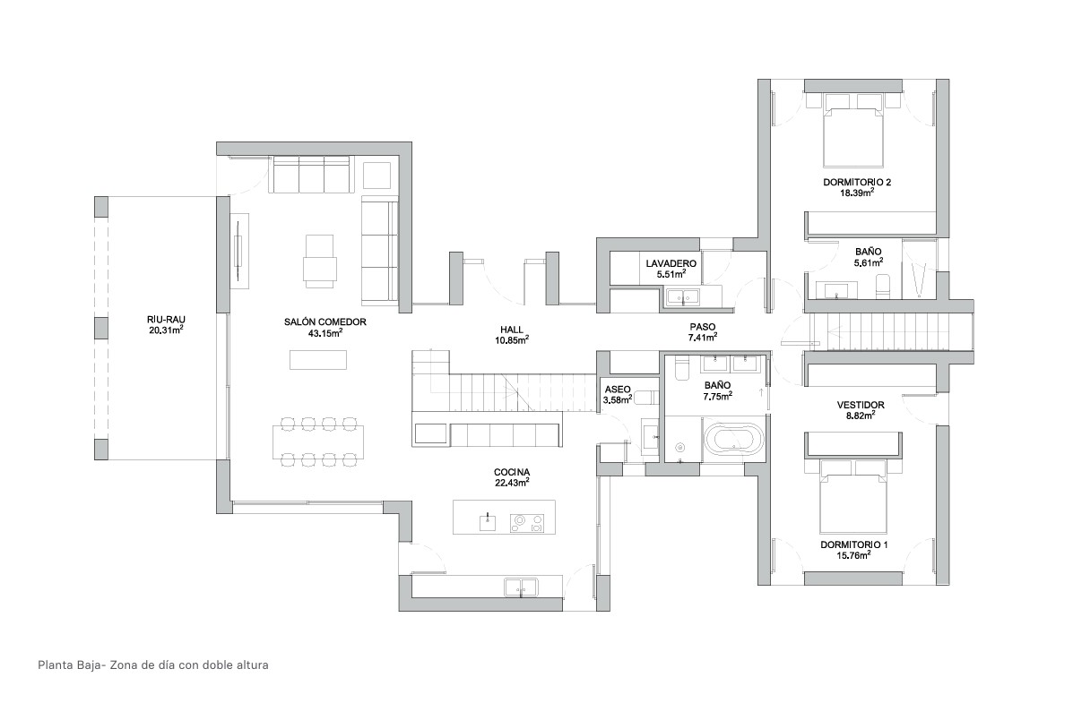 Plano detallado de la planta baja que muestra la distribución del salón-comedor, cocina con isla, dos dormitorios en suite y el porche tradicional riu-rau.