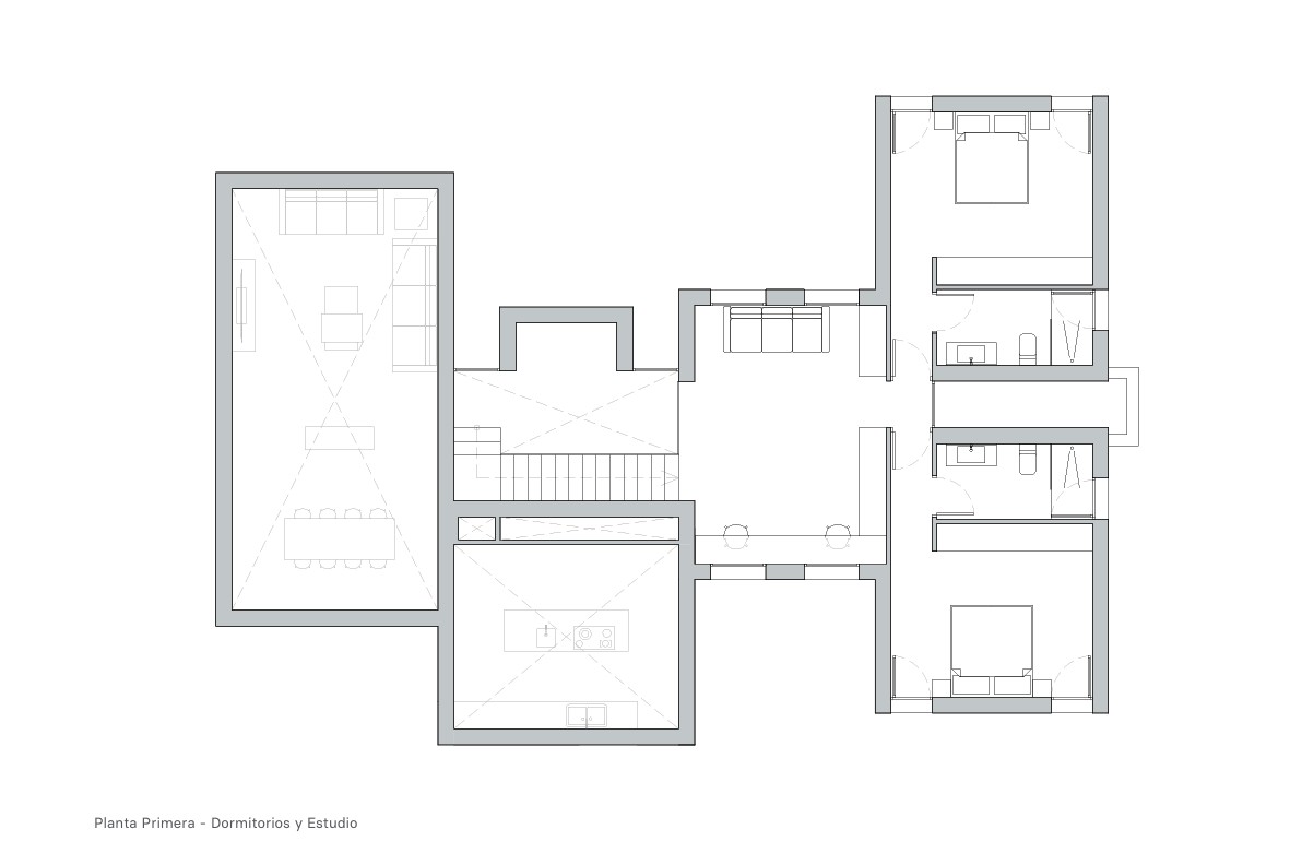 Plano detallado de la planta primera que muestra dos dormitorios dobles con baños en-suite y un amplio despacho central con vistas a la zona de estar.