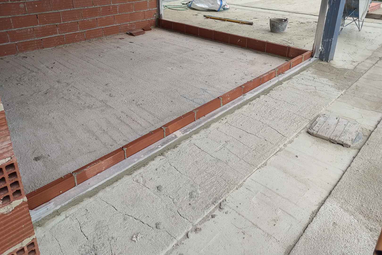 Fase de construcción: detalle del forjado con nivelación de suelo y preinstalación de carpintería metálica para los accesos a la zona exterior.
