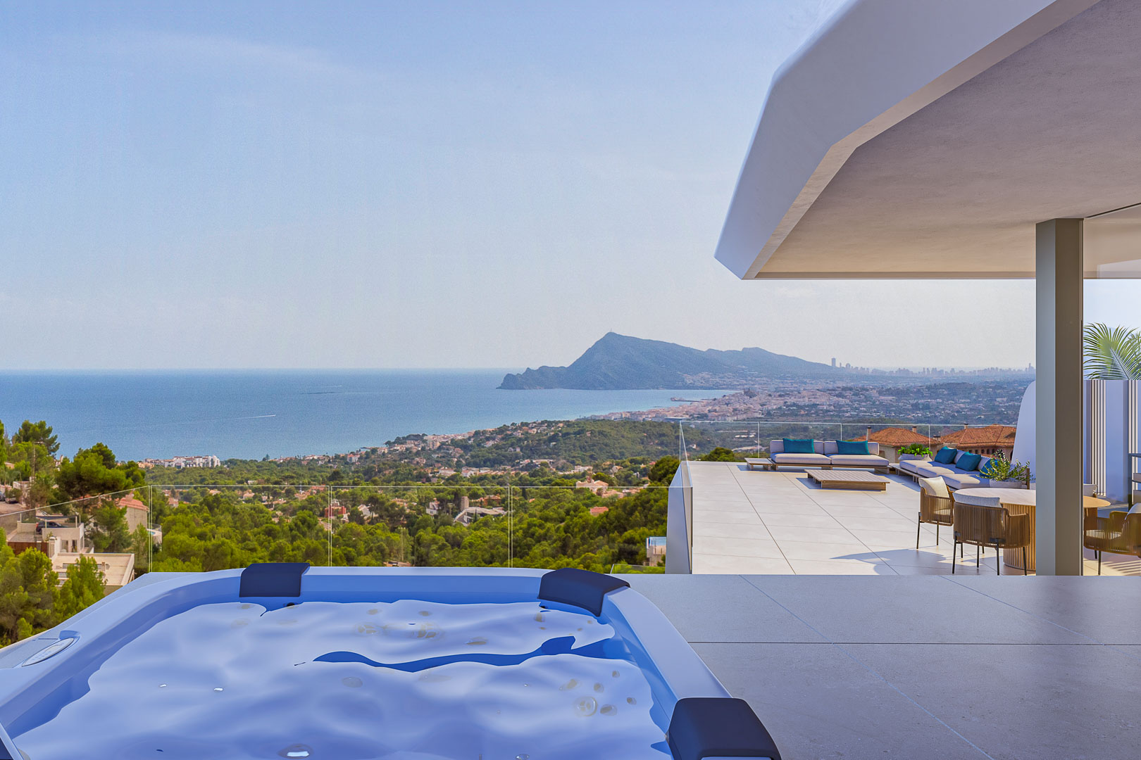 Terraza principal con spa exterior y vistas panorámicas a la bahía de Altea. Incluye zona de estar con mobiliario de diseño y barandillas de cristal para una visibilidad total.