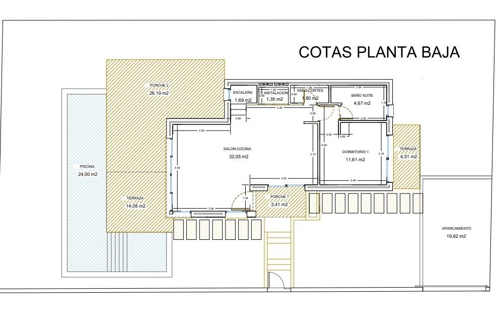 Plano detallado de la planta baja que muestra un salón-comedor con cocina abierta, un dormitorio con baño en suite, aseo de invitados, terrazas exteriores y piscina privada.