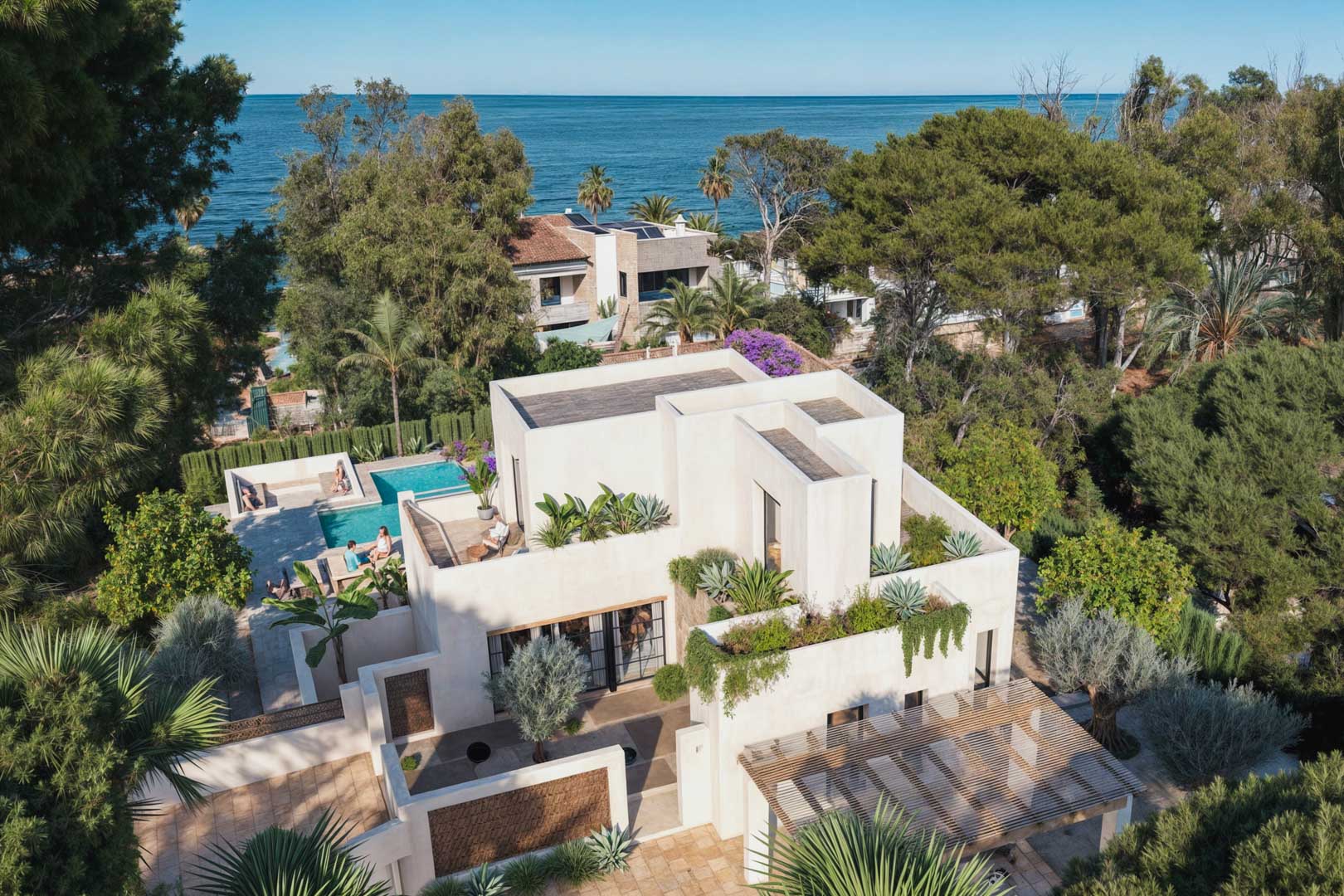 Vista aérea de villa moderna con vegetación en la azotea y piscina, cerca del mar en Dénia.