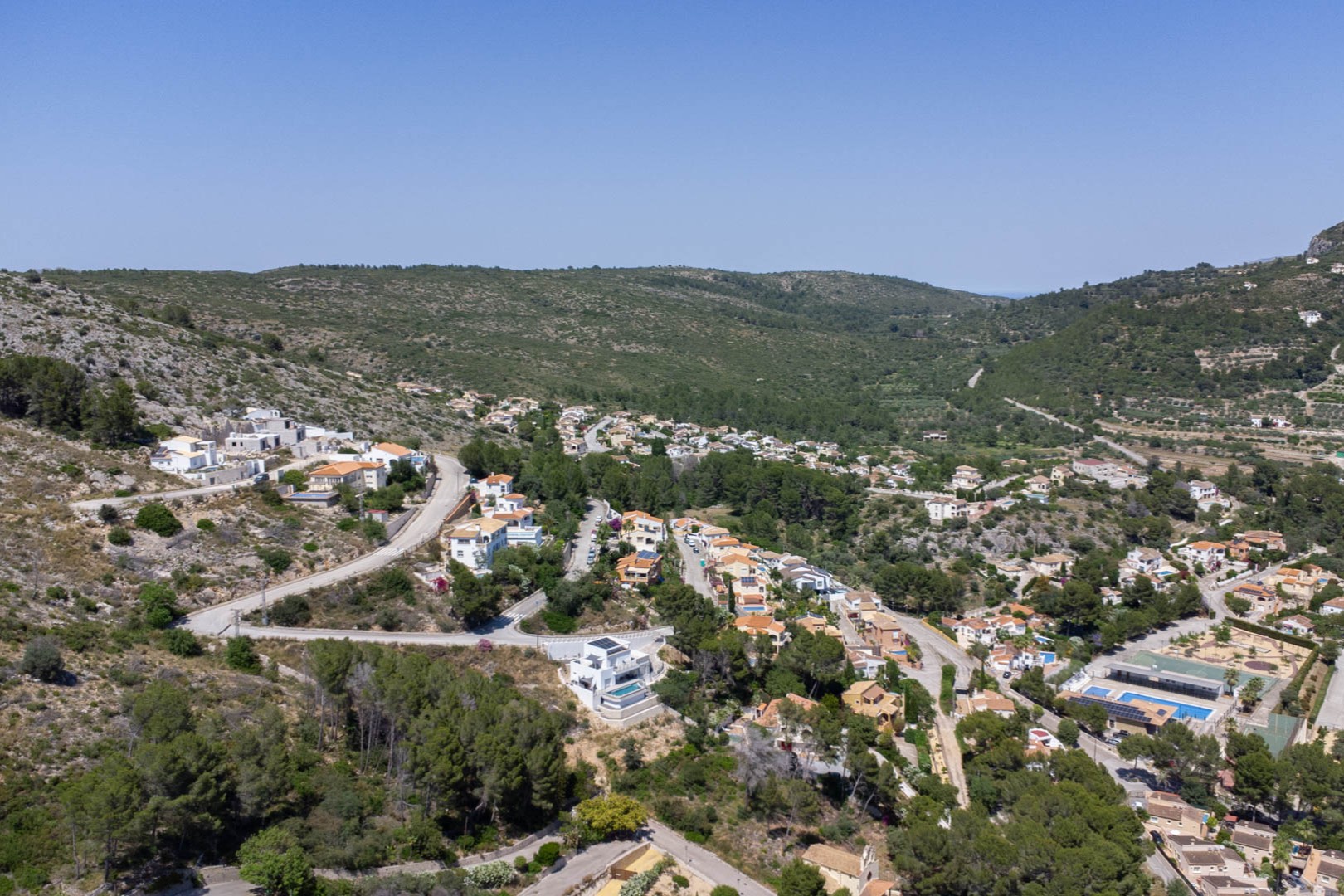 Vista aérea panorámica del Residencial VALL DE POP en Alcalalí, destacando la ubicación elevada de las parcelas y su integración en el entorno natural del valle.