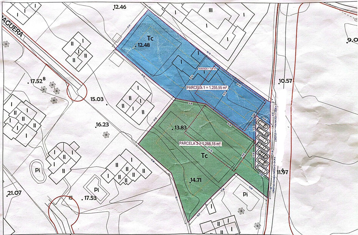Plano técnico que detalla la segregación de la parcela en dos unidades de 1.255 m² y 1.288 m², incluyendo huellas de edificación y zonas de aparcamiento.