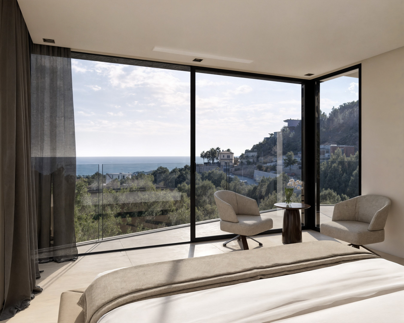 Dormitorio principal con ventanales de suelo a techo, zona de estar integrada y vistas panorámicas al mar Mediterráneo desde el Raco de Galeno.