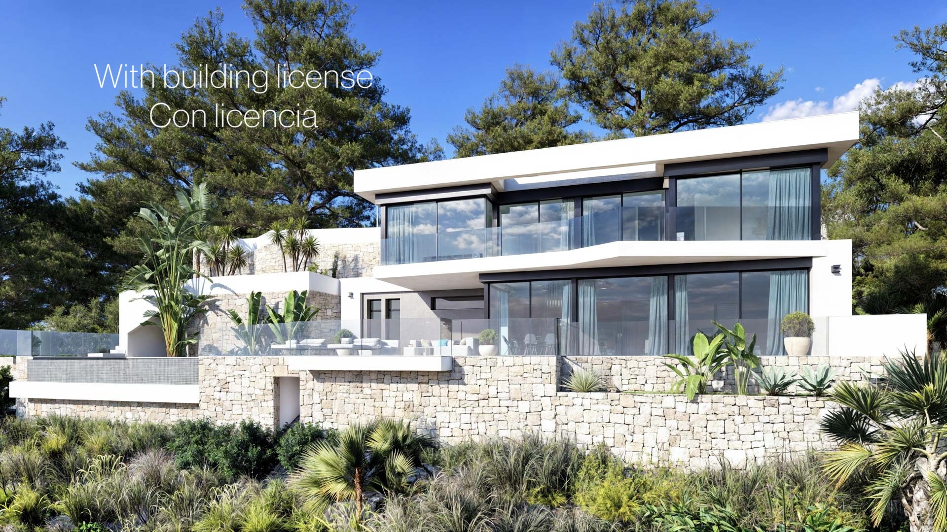 Fachada moderna de dos niveles con muros de piedra natural, amplios ventanales de suelo a techo y barandillas de cristal, integrada en un entorno mediterráneo con pinos.