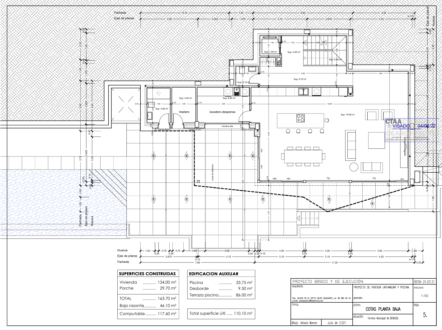 Plano técnico acotado de la planta baja que detalla un salón-comedor diáfano de 70 m², cocina integrada, zona de lavadero y una amplia terraza con piscina infinita.
