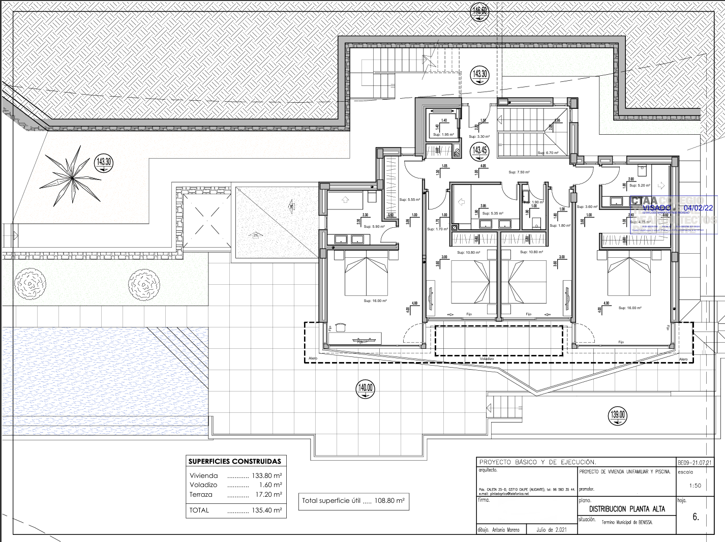 Plano técnico de la planta alta con distribución de dormitorios en suite, terrazas y superficies detalladas, sumando un total construido de 135,40 m².