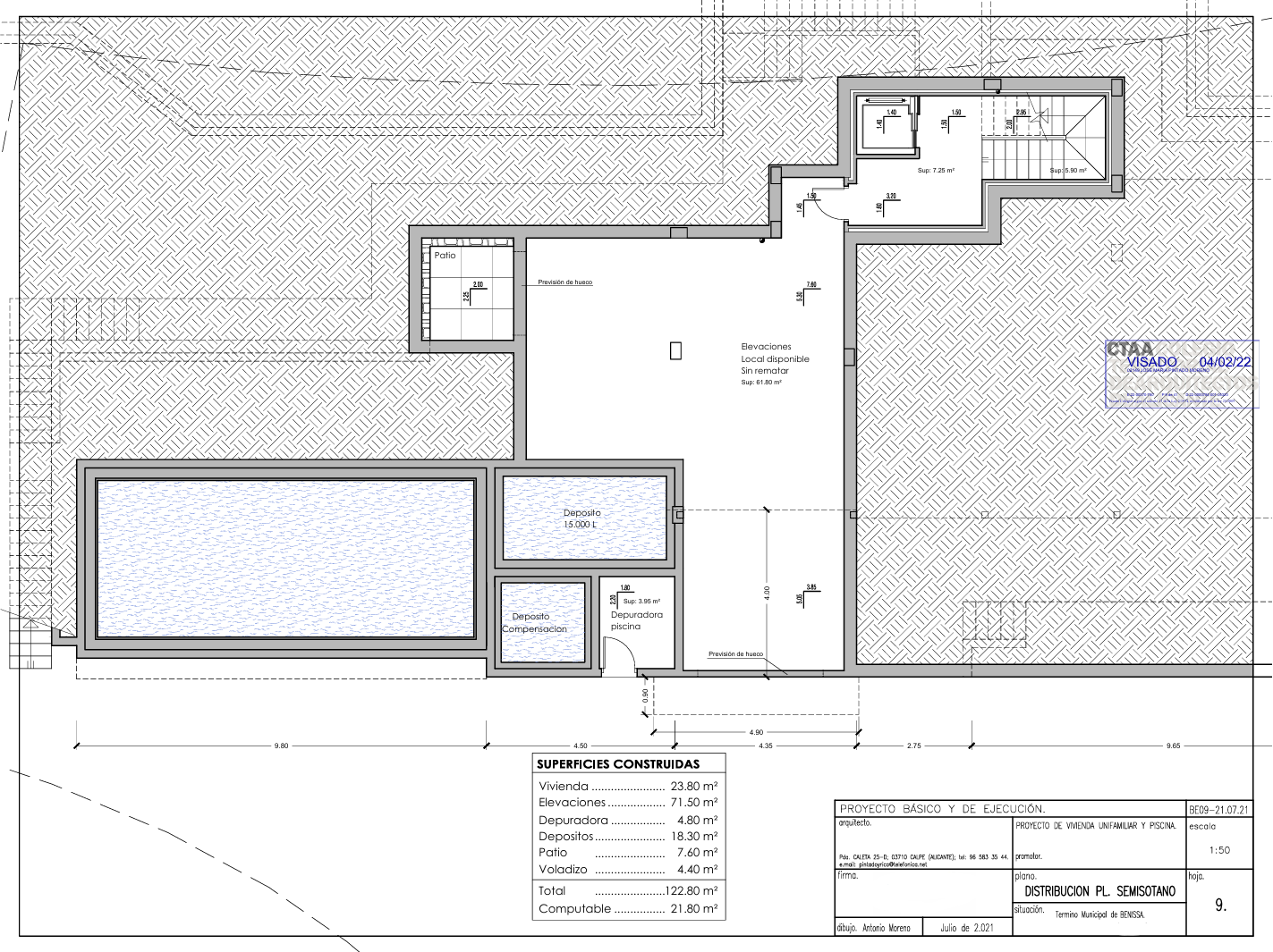Plano técnico detallado de la planta semisótano que muestra la distribución de la maquinaria de piscina, depósitos de agua y el hueco previsto para el ascensor.