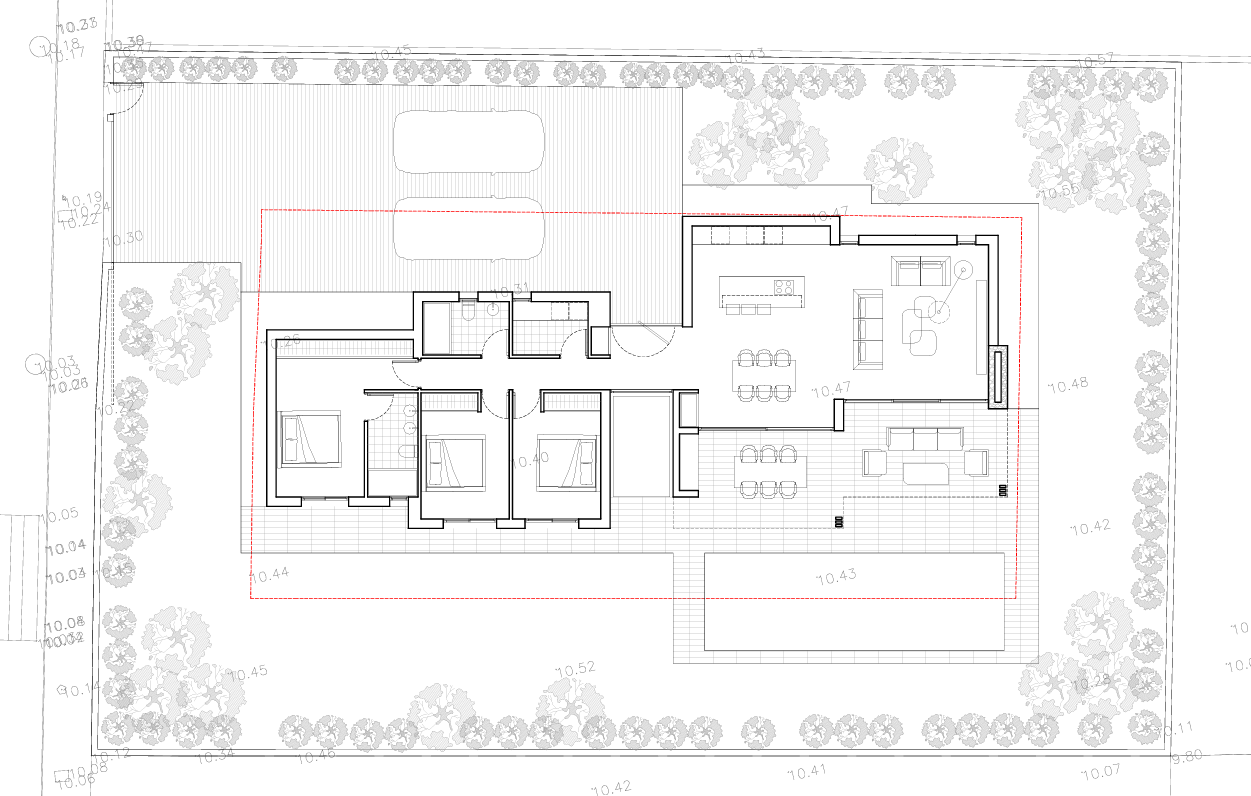 Plano técnico de la villa que detalla la distribución de tres dormitorios, salón-comedor con cocina integrada, terrazas, piscina y zona de aparcamiento.
