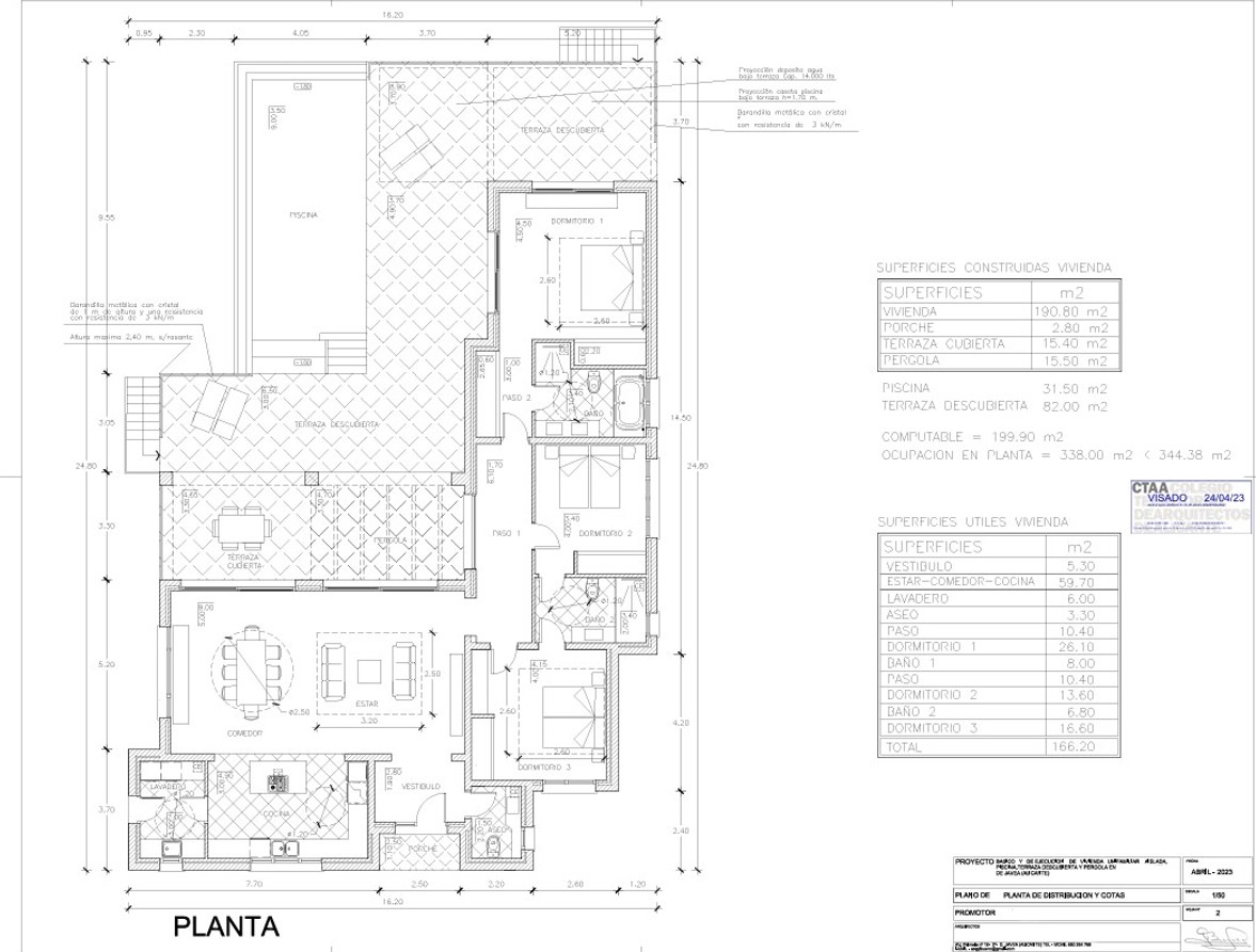 Plano arquitectónico: distribución de la villa con salón-comedor, cocina, tres dormitorios, terrazas cubiertas y descubiertas, y piscina.