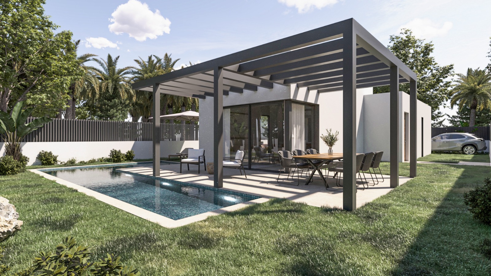 Terraza exterior con pérgola de aluminio antracita, zona de comedor y piscina privada rodeada de jardín de césped y palmeras mediterráneas.