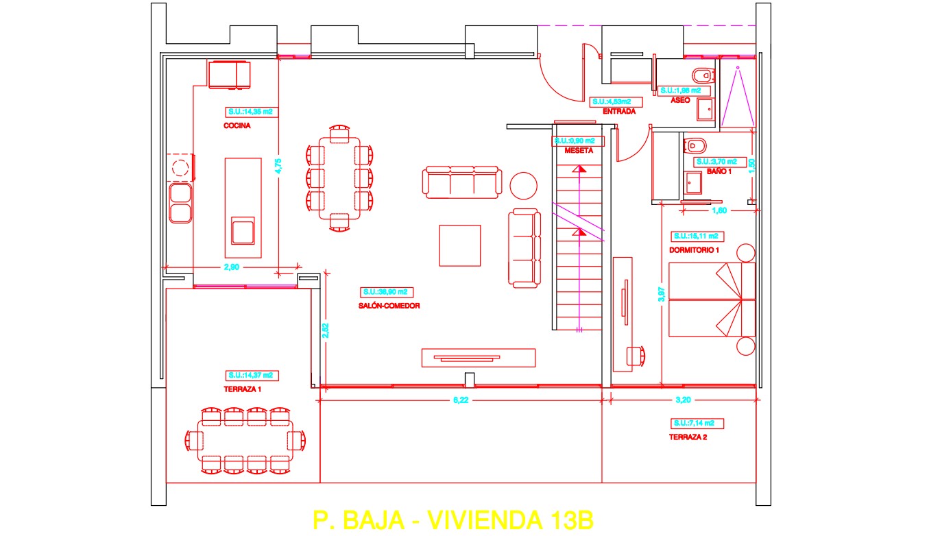 Plano detallado de la planta baja que muestra la distribución del salón-comedor, cocina con isla, dormitorio con baño en suite y amplias terrazas exteriores.