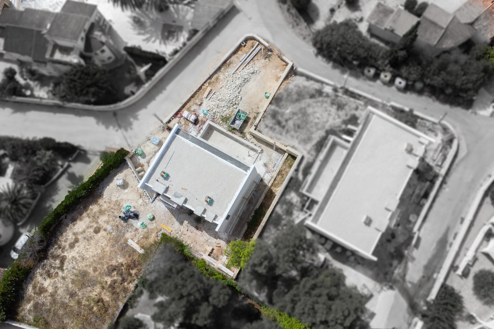 Vista aérea del estado actual de la construcción en la parcela llana, mostrando la estructura de la villa y el perímetro definido en la urbanización La Merced.