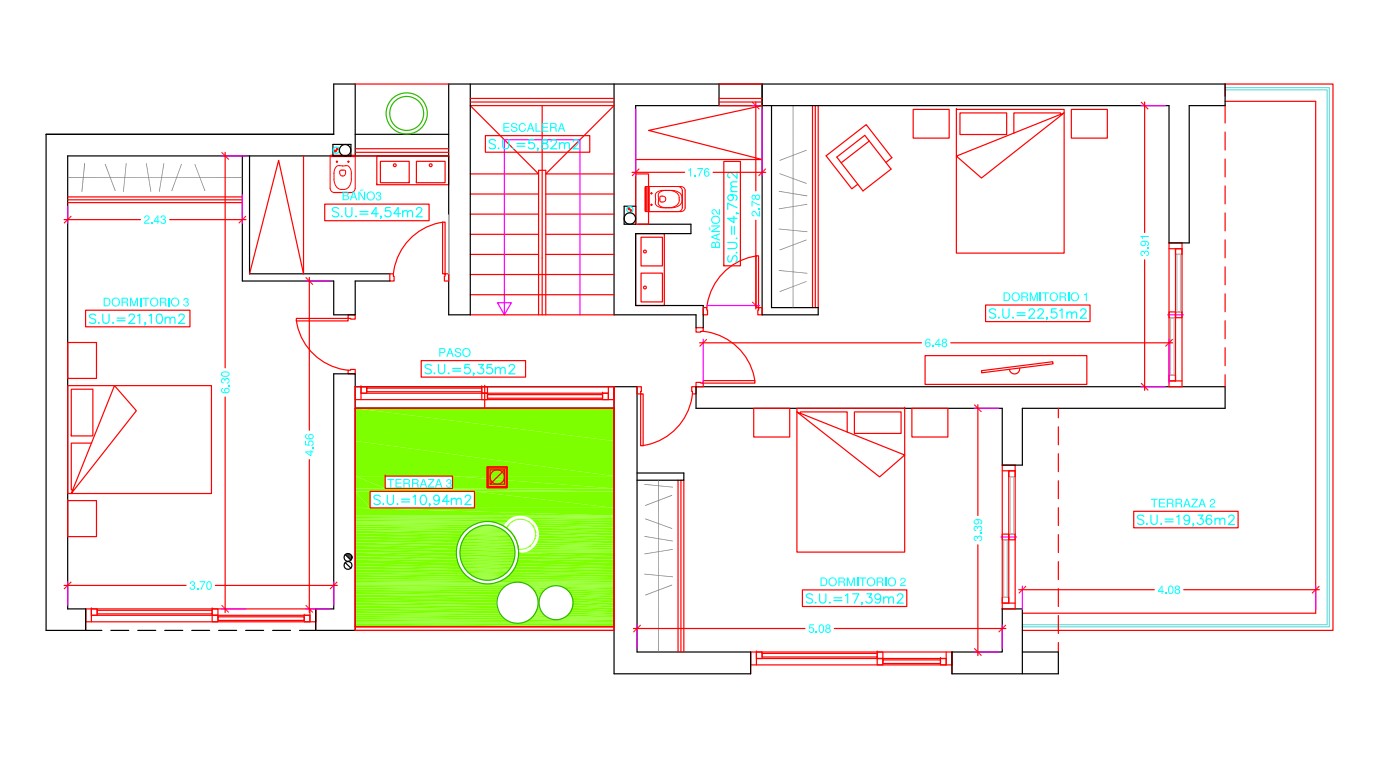 Plano técnico de la planta superior que detalla tres dormitorios amplios, dos baños completos y dos terrazas exteriores, incluyendo una suite principal de 22 m².