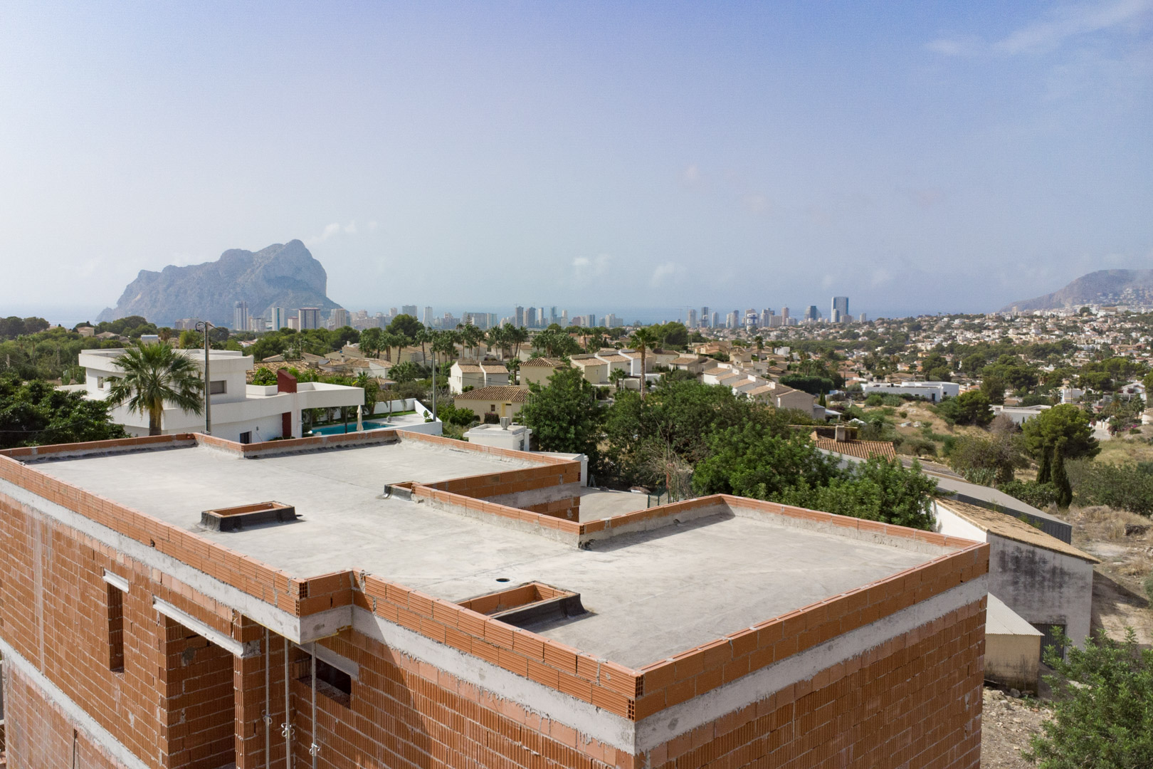 Vista desde la estructura en construcción hacia el skyline de Calpe y el Peñón de Ifach, mostrando la ubicación elevada en Partida Gran Sol.