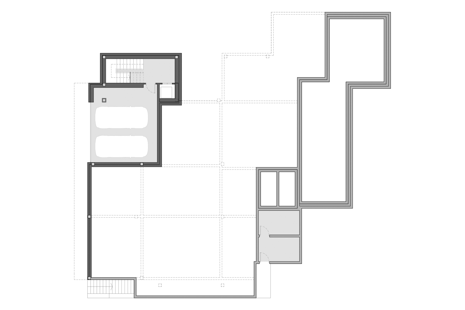 Plano técnico de la planta sótano que muestra un garaje para dos vehículos, acceso mediante escaleras y ascensor, y amplias zonas técnicas o de almacenamiento.