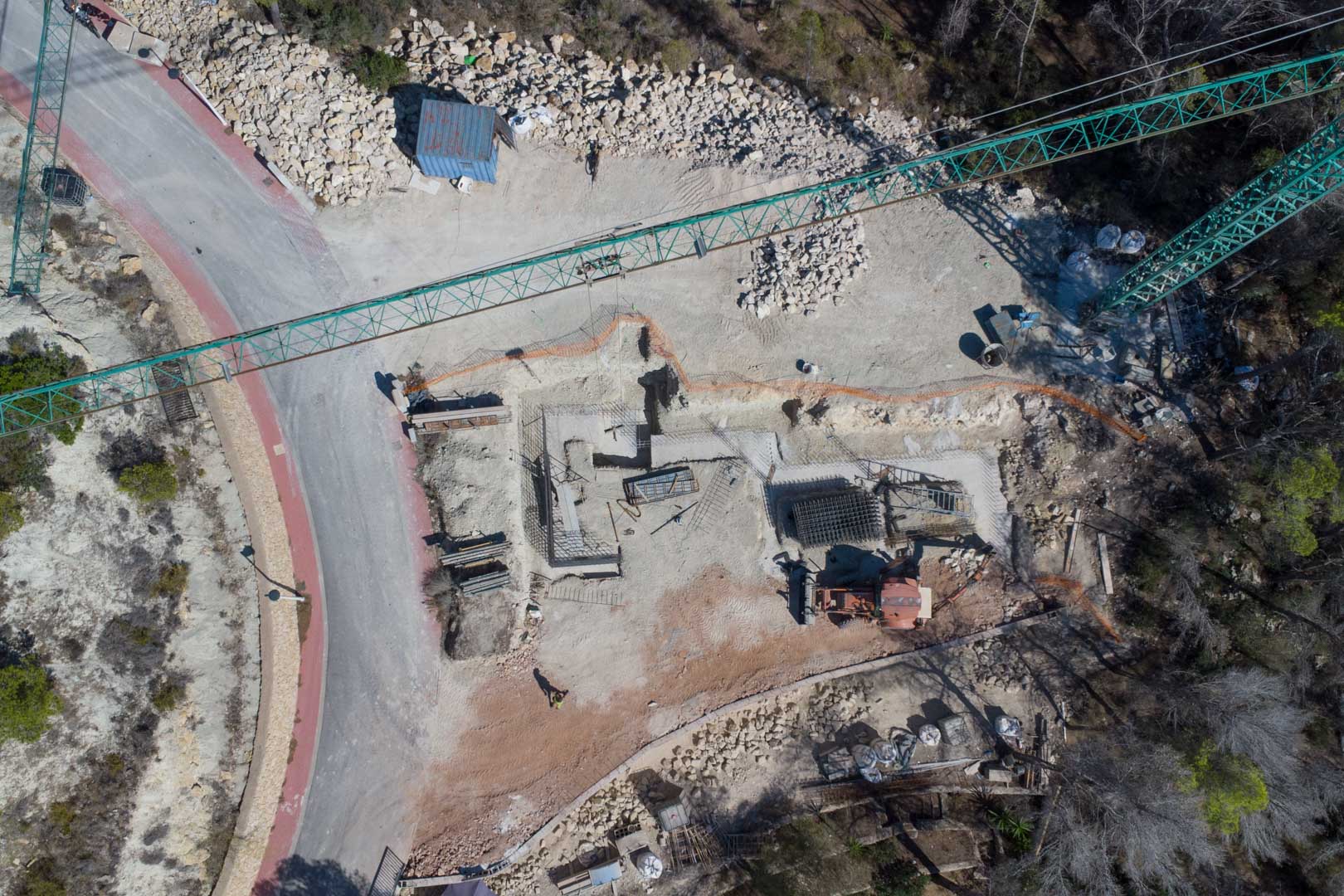 Vista aérea del inicio de obra, mostrando la cimentación, estructuras de ferralla y la grúa torre sobre la parcela en Moraira.