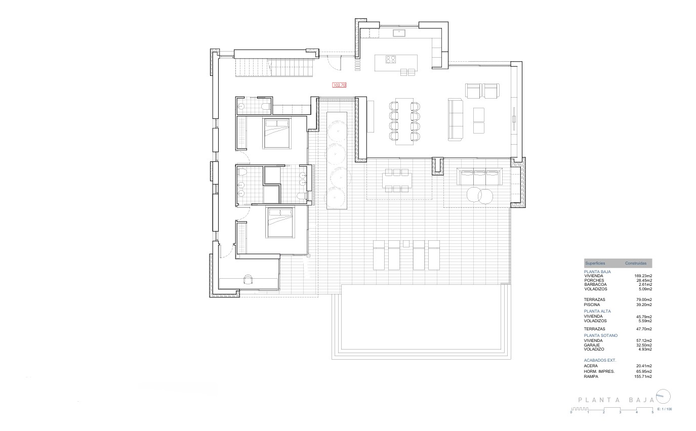 Plano técnico de la planta baja que detalla el salón-comedor abierto, cocina con isla, dos dormitorios en suite y una extensa terraza con piscina integrada.