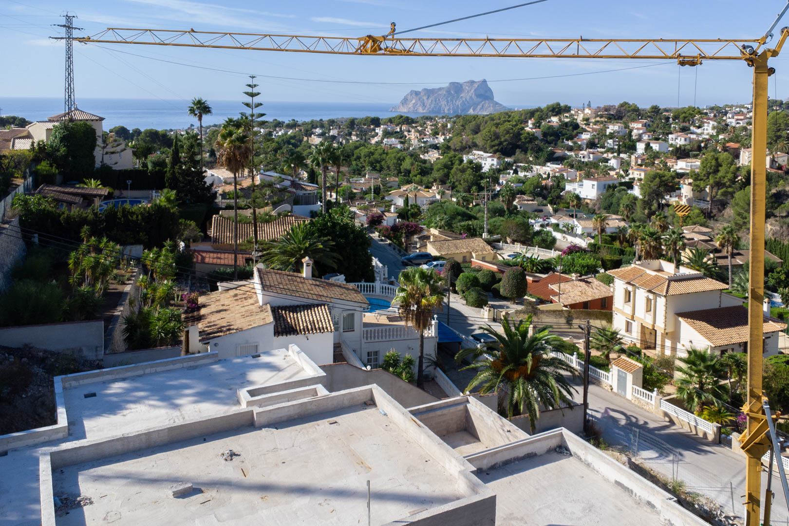 Vistas panorámicas desde el nivel superior de la villa en construcción hacia el mar Mediterráneo y el Peñón de Ifach, sobre la urbanización San Jaime.