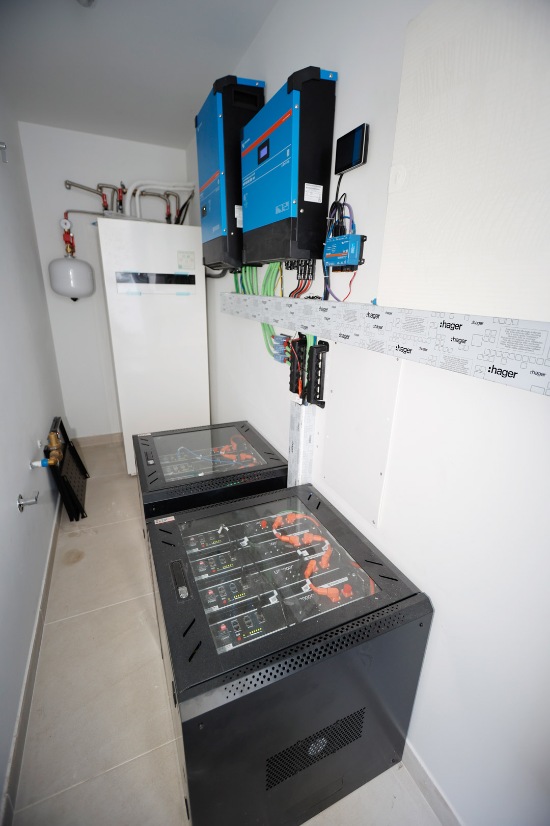 Sala técnica con instalación solar de 10 kW, inversores Victron y armarios con baterías de litio de 19,2 kWh para una gestión energética eficiente.