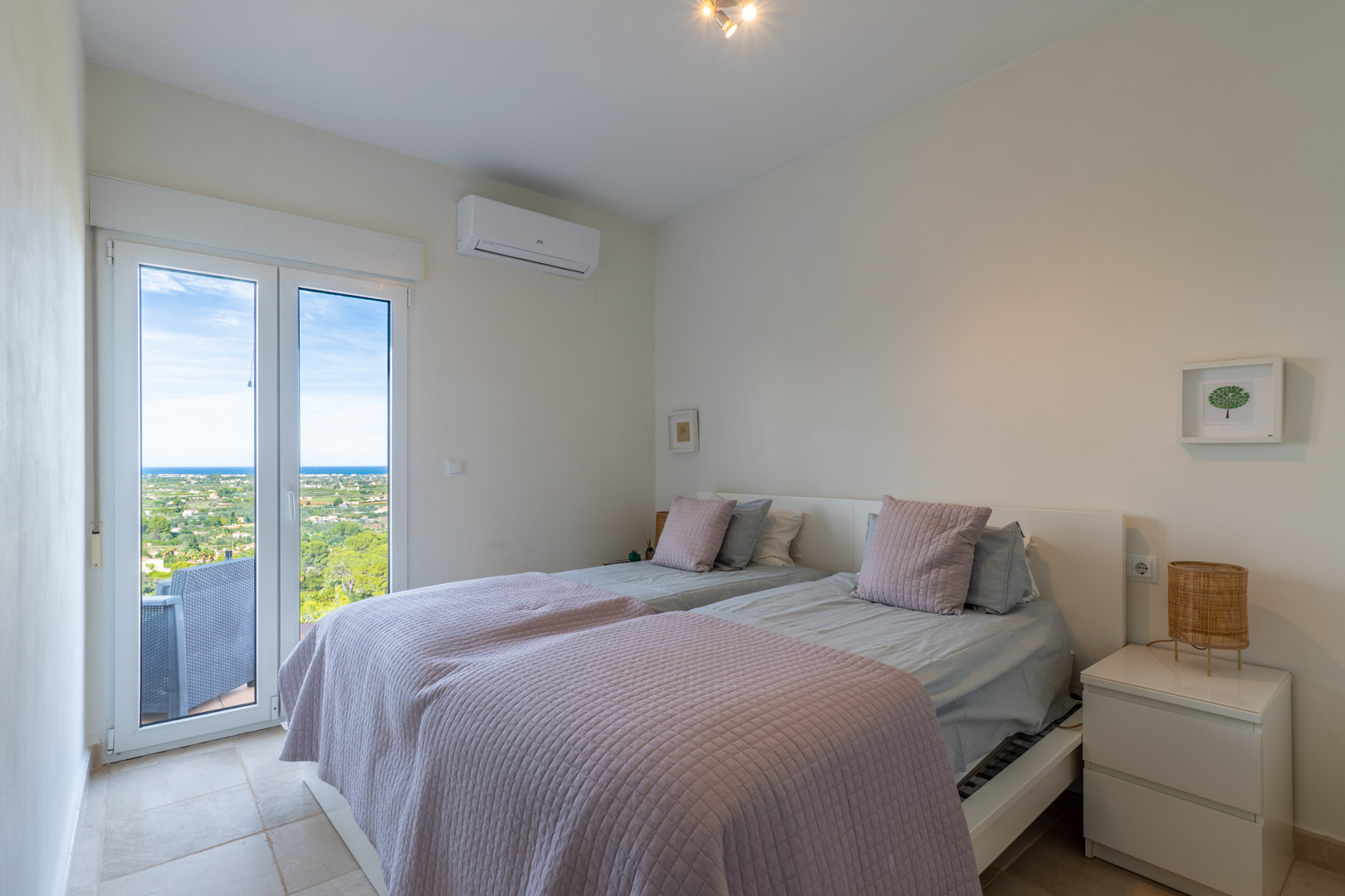 Dormitorio luminoso con acceso directo a la terraza, aire acondicionado y vistas panorámicas al mar y al entorno natural de La Sella.