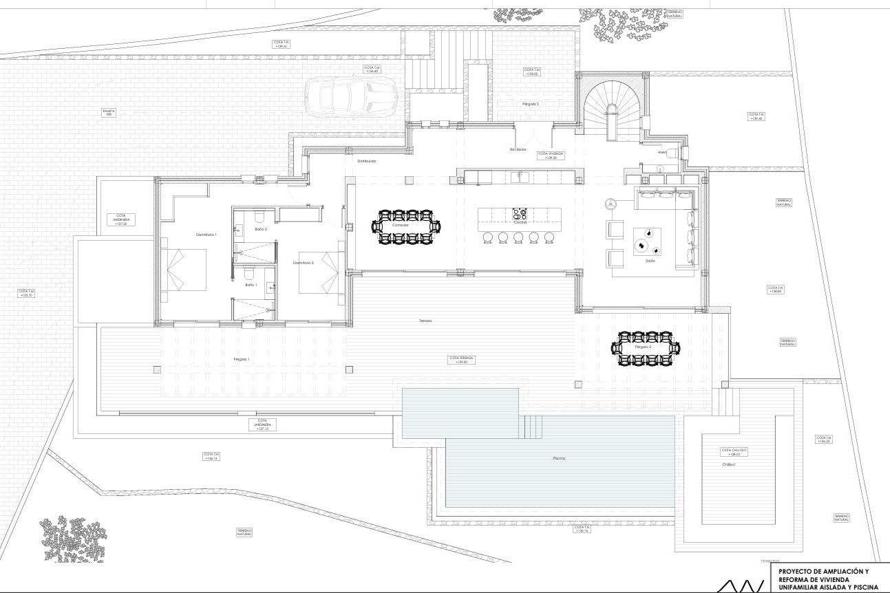 Plano detallado de la planta baja que muestra la distribución de la cocina con isla, salón-comedor, dos dormitorios en suite y la amplia terraza con piscina infinita.