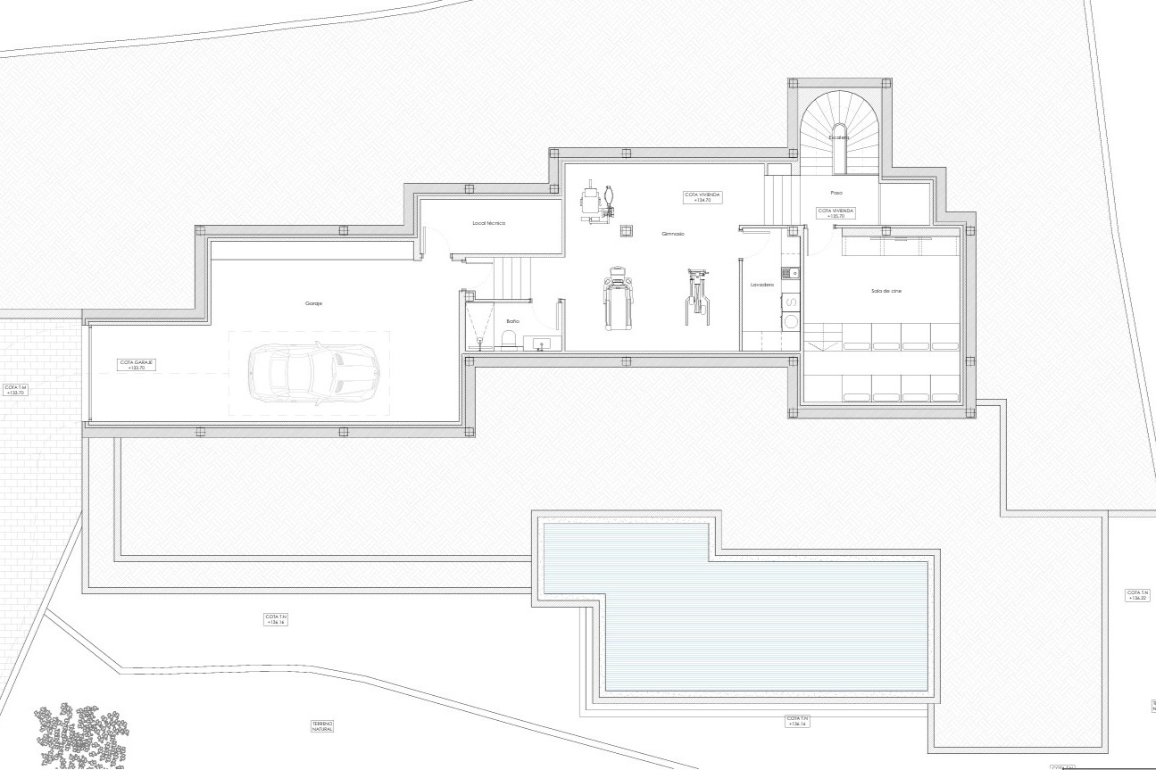 Plano técnico de la planta sótano con distribución de garaje, gimnasio, sala de cine, lavadero y baño, mostrando la conexión con la zona exterior.