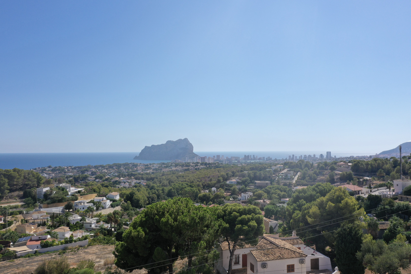 Vistas panorámicas despejadas hacia el Peñón de Ifach y el skyline de Calpe desde la ubicación de la villa en la exclusiva zona de Racó de Galeno.