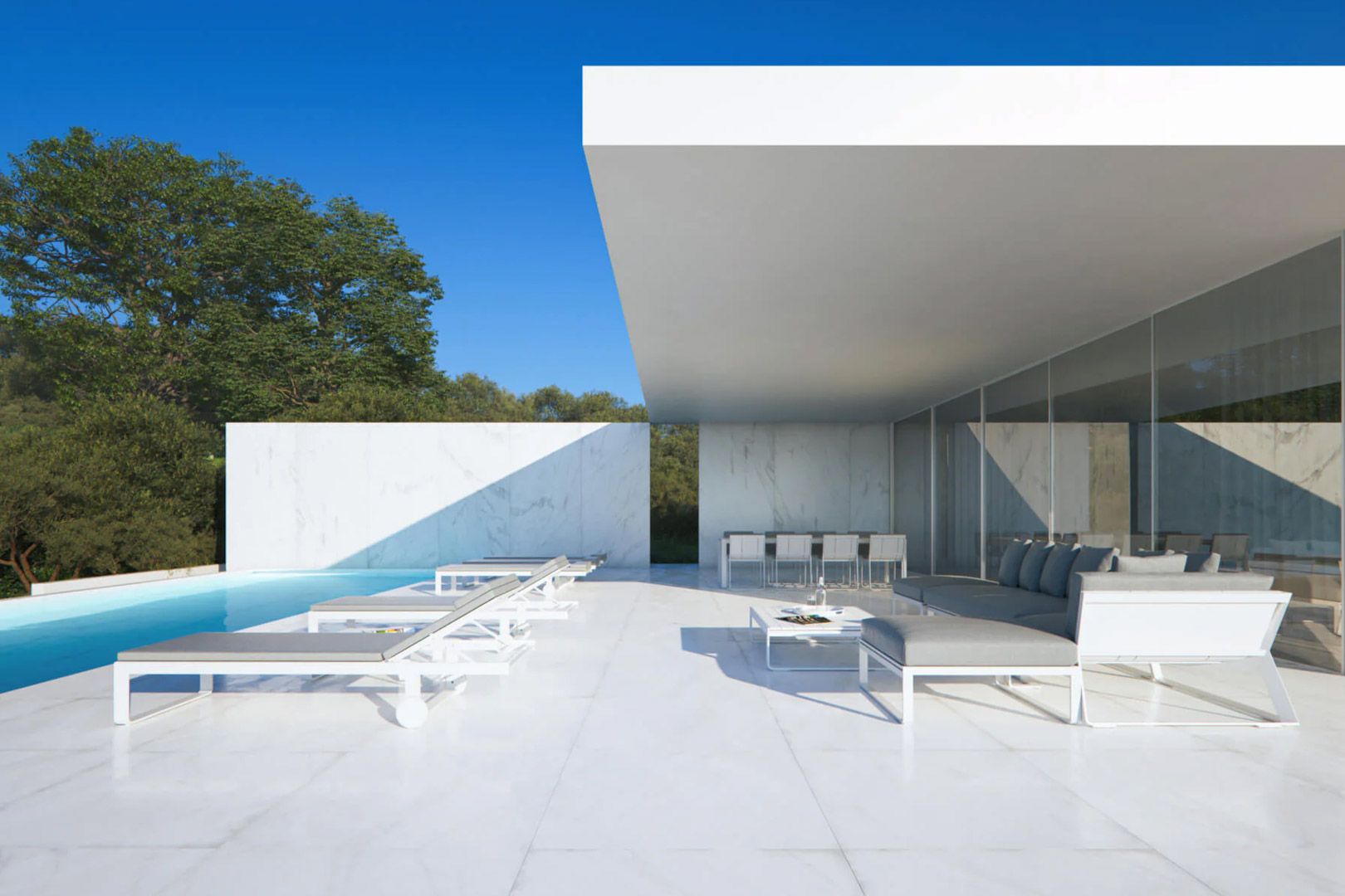 Terraza minimalista con suelo de mármol blanco, piscina infinita y porche voladizo. Incluye mobiliario de exterior de diseño y vistas al entorno natural.