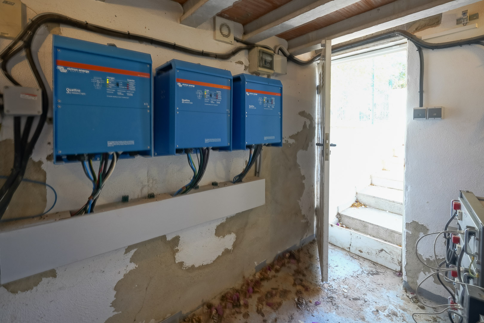 Cuarto técnico con tres inversores Victron Energy Quattro del sistema fotovoltaico, ubicado en una estancia con acceso directo al exterior.