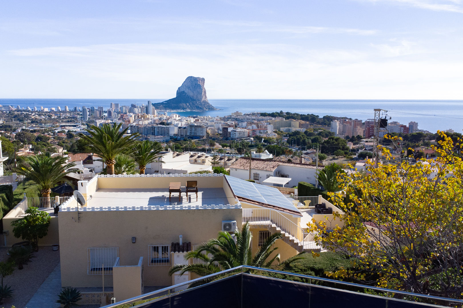 Vista panorámica desde la propiedad hacia el Peñón de Ifach y el skyline de Calpe, destacando la proximidad al mar y el entorno residencial de Cucarres.
