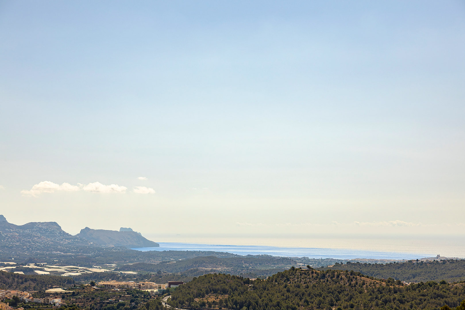 Vistas panorámicas despejadas hacia el mar Mediterráneo y el relieve montañoso de la costa desde la posición elevada de la propiedad.