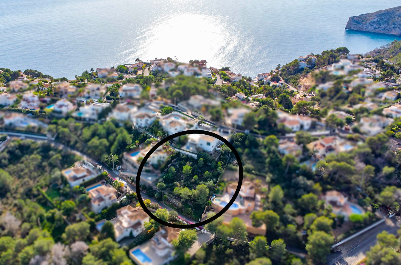 Vista aérea de la parcela de 1042m2 rodeada de vegetación mediterránea, con una ubicación elevada que ofrece vistas despejadas hacia el mar en Granadella-Ambolo.