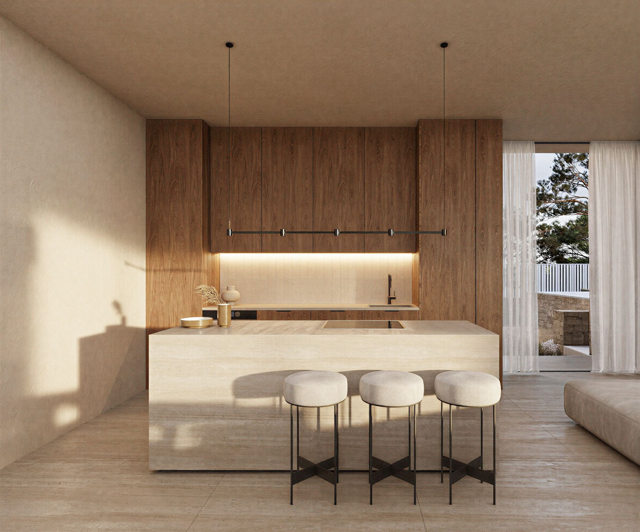 Cocina moderna con isla de travertino, armarios de madera de nogal y tres taburetes tapizados. La iluminación minimalista y el acceso a la terraza aportan calidez y luz natural.