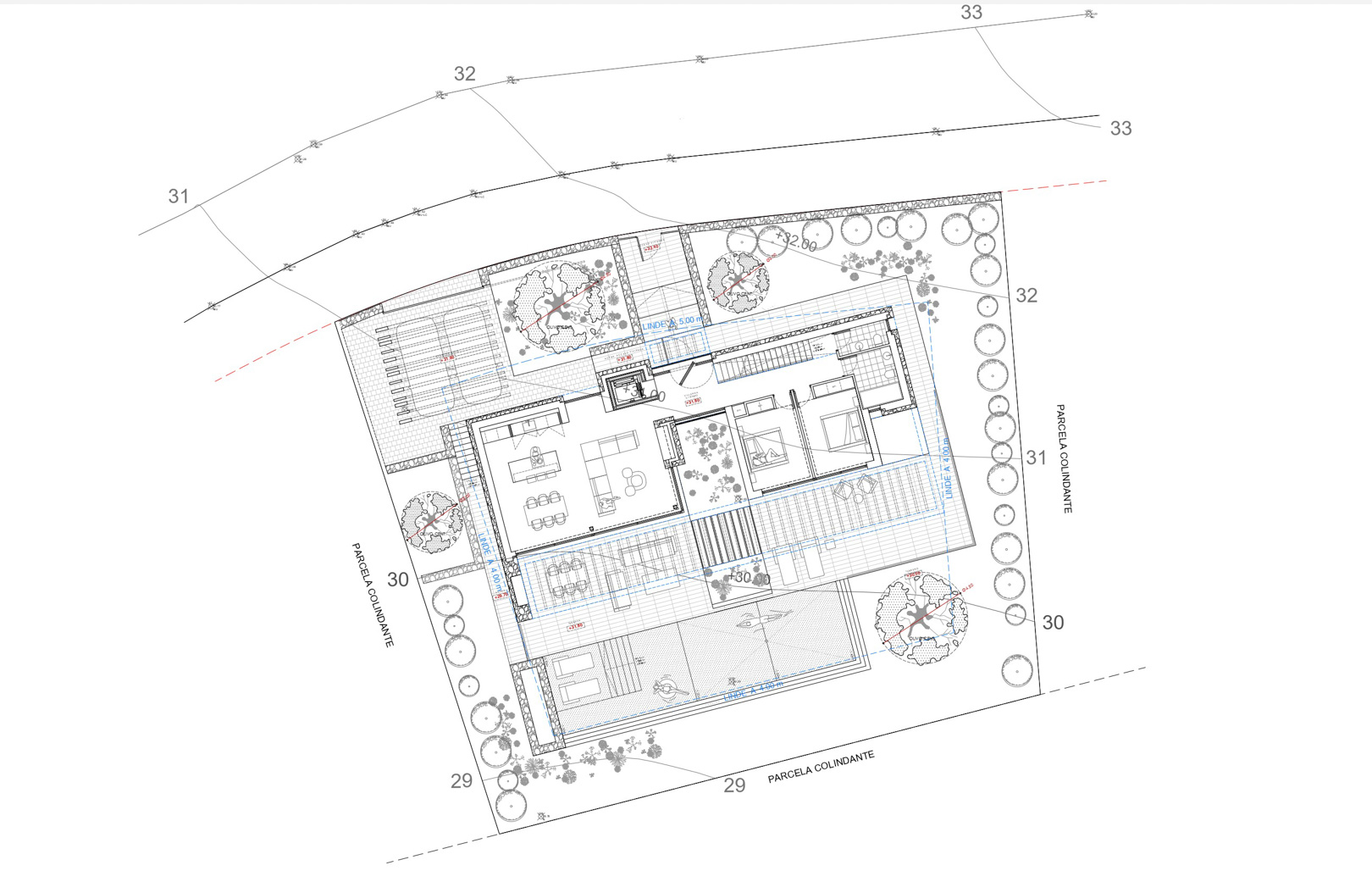 Plano arquitectónico detallado que muestra la distribución interior, la piscina, las zonas ajardinadas y el aparcamiento dentro de los límites de la parcela.