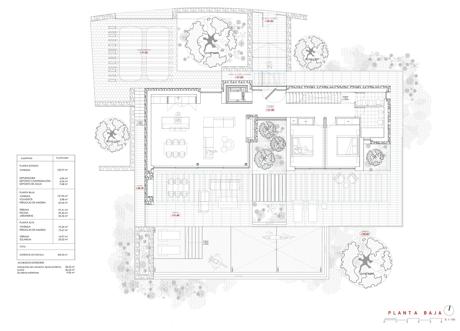 Plano detallado de la planta baja con zona de estar abierta, cocina con isla, dos dormitorios en suite, amplia terraza con piscina y jardines integrados con olivos.