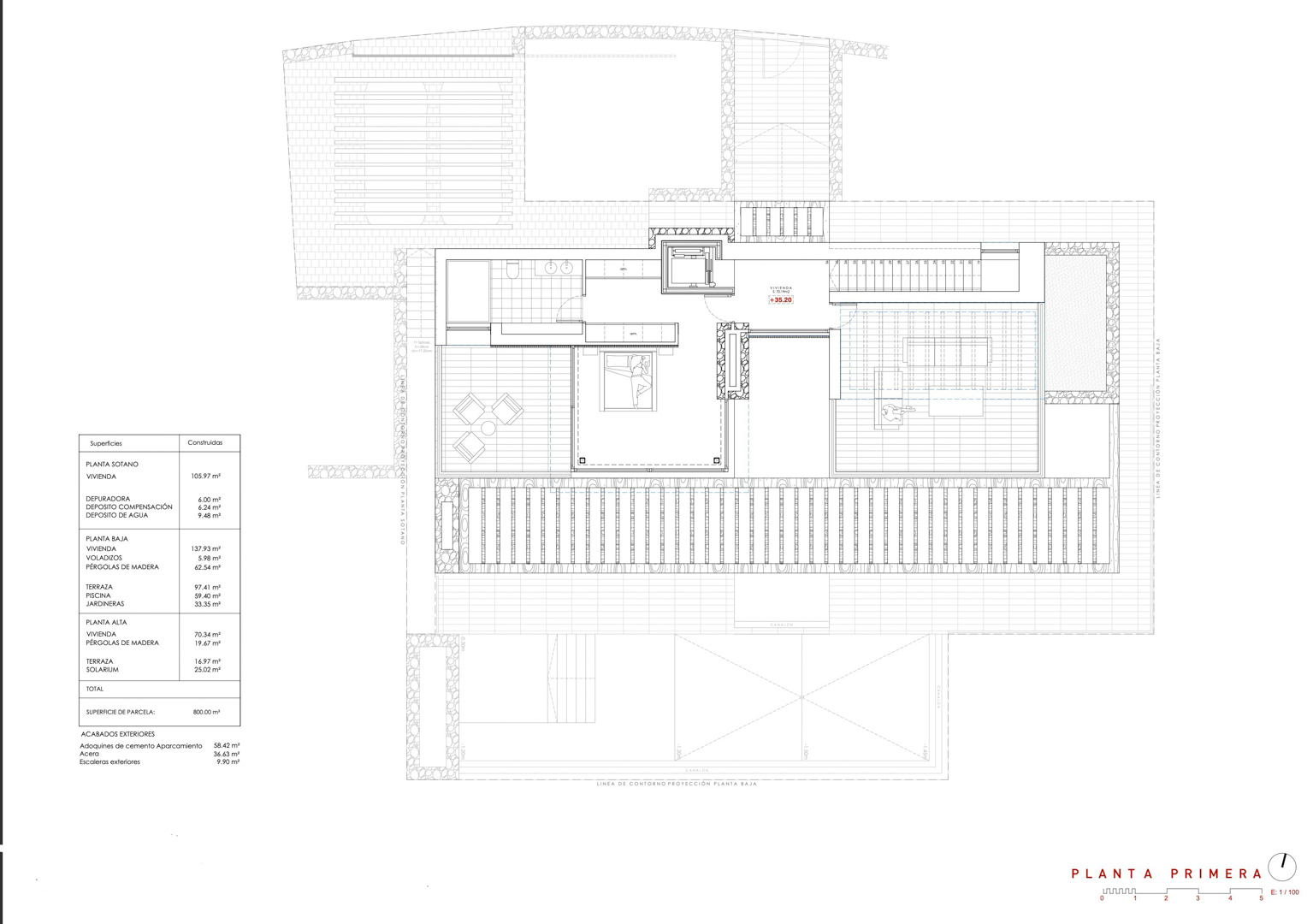 Plano técnico de la primera planta que detalla el dormitorio principal, baño en suite y una amplia terraza con pérgola de madera perimetral.