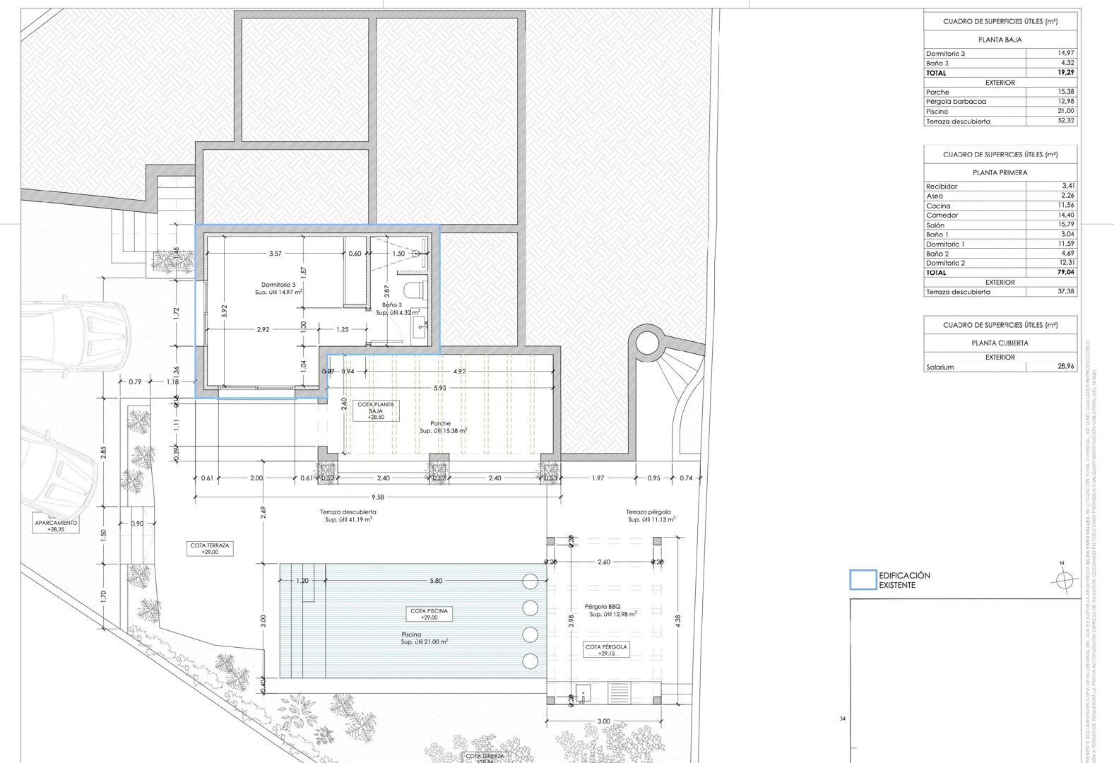 Plano detallado de la planta baja que muestra el tercer dormitorio con baño en suite, la zona de piscina de 21 m², el porche cubierto y la pérgola con barbacoa.