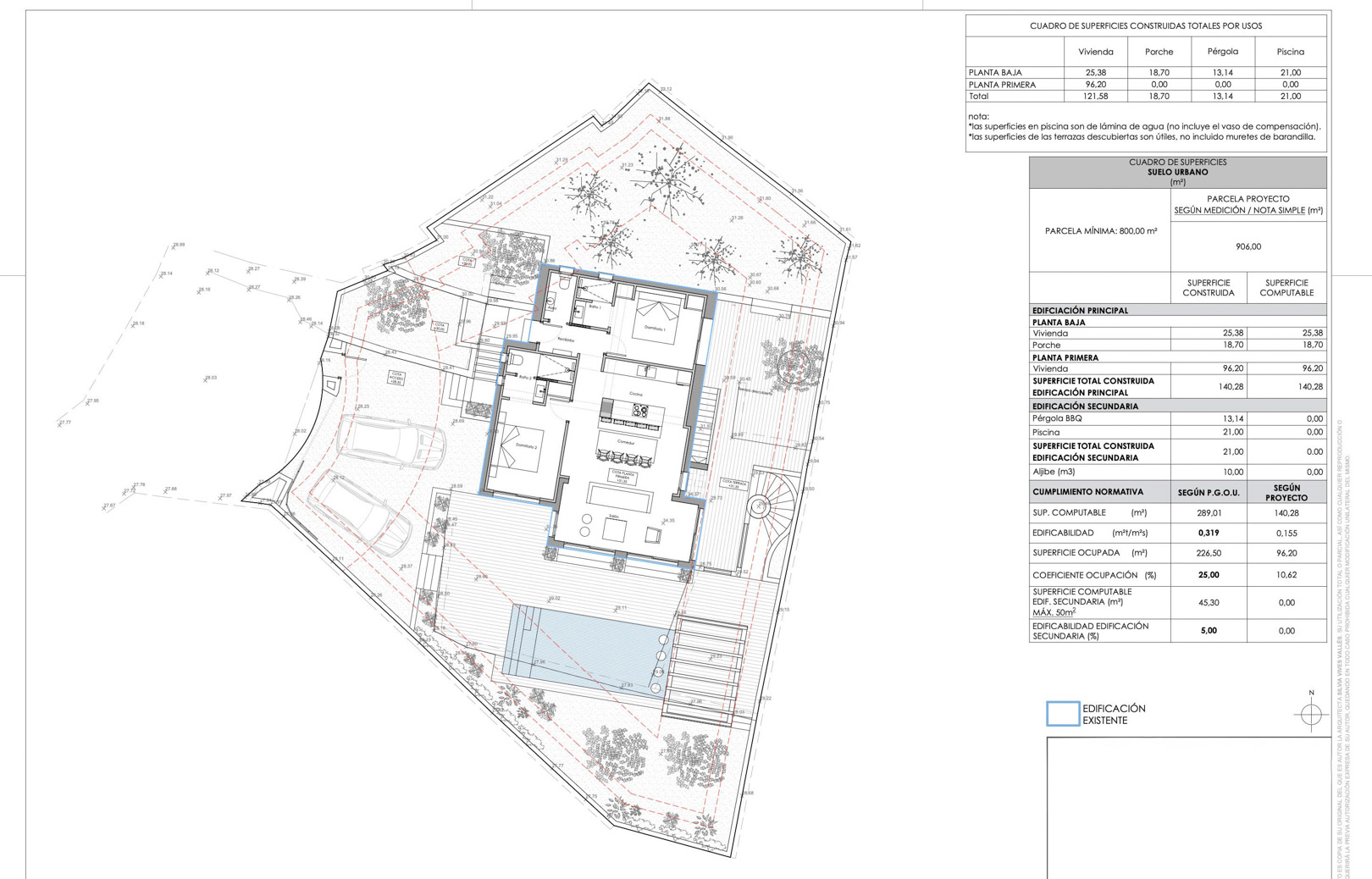 Plano técnico detallado de la parcela y planta primera, mostrando la distribución interior, zona de piscina, aparcamiento y cuadros normativos de superficies.
