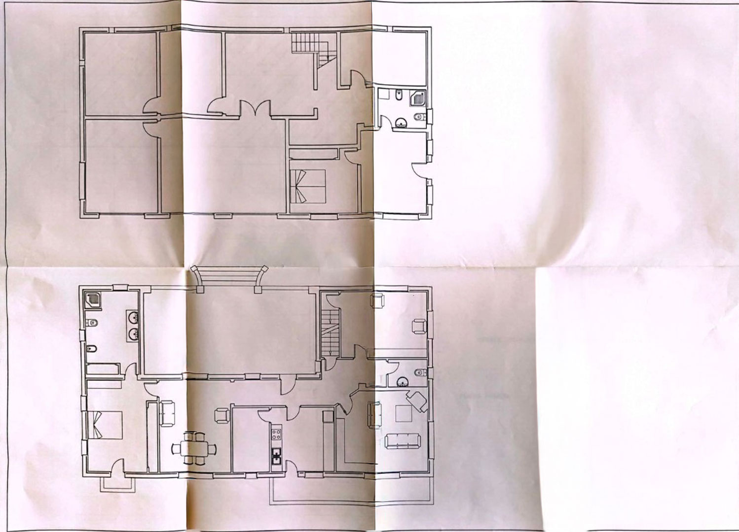 Plano arquitectónico detallado que muestra la distribución de las dos plantas de la vivienda, incluyendo estancias, escaleras y zonas de terraza exterior.