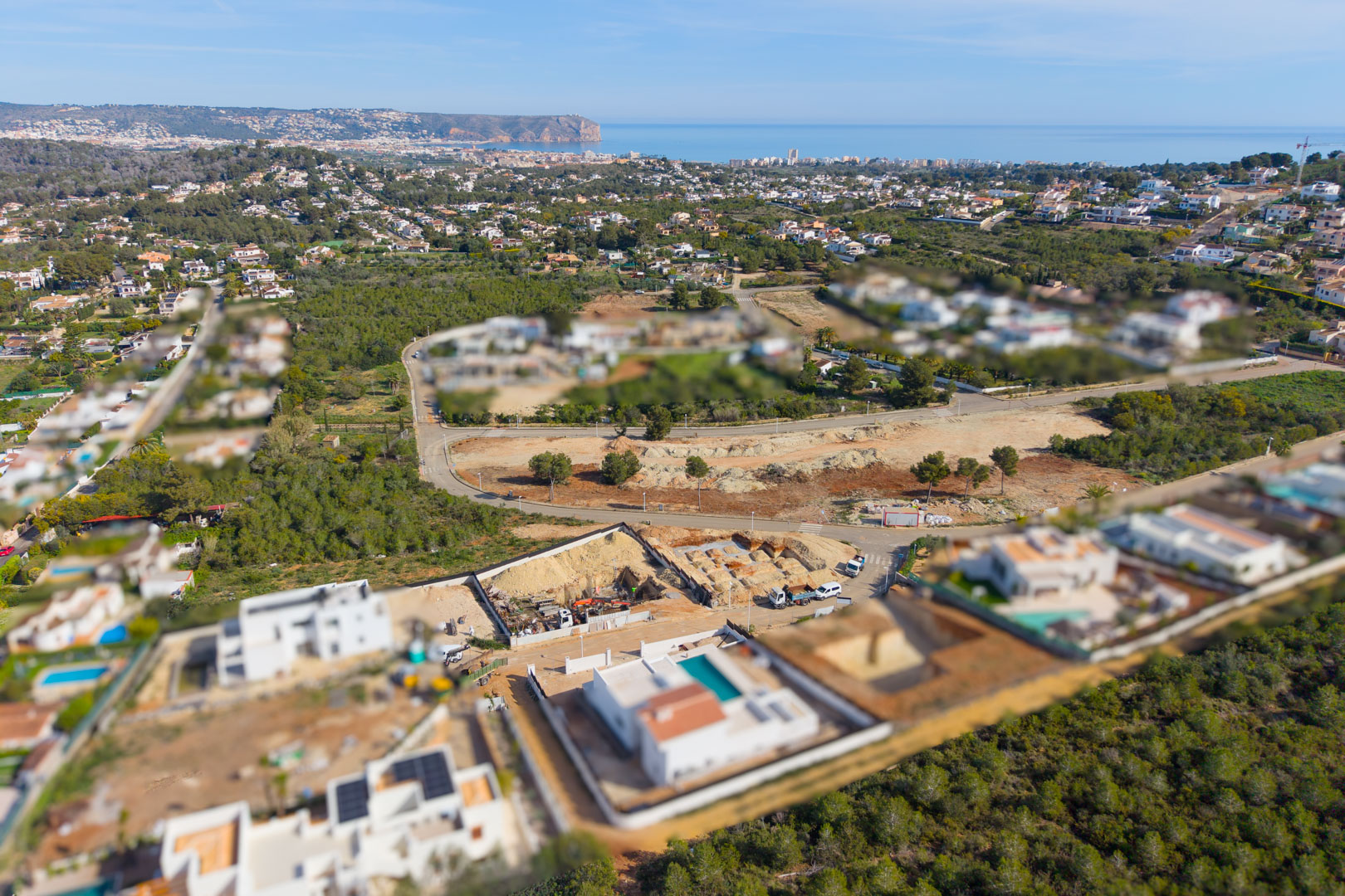Vista aérea de la parcela en construcción en Valsol, Jávea, destacando los trabajos de cimentación y las vistas panorámicas hacia el mar Mediterráneo.