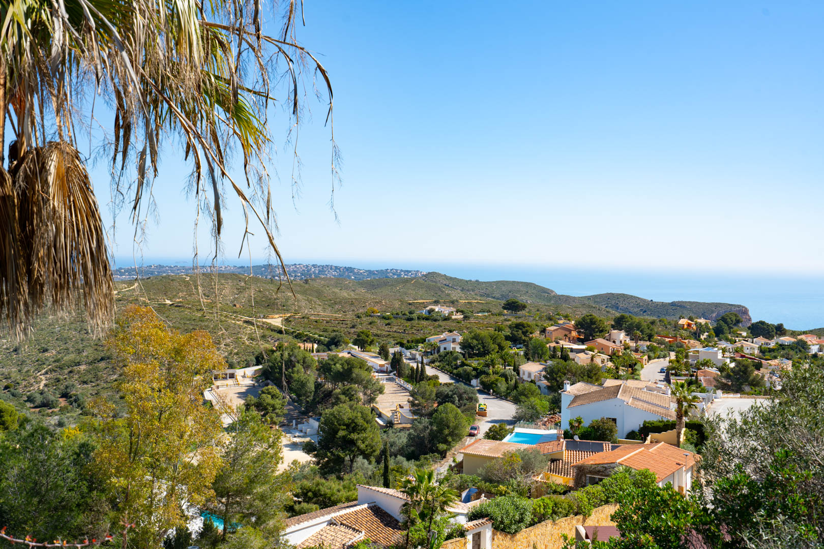 Vistas panorámicas desde la propiedad hacia el parque natural de la Granadella, la urbanización Cumbre del Sol y el horizonte del mar Mediterráneo.