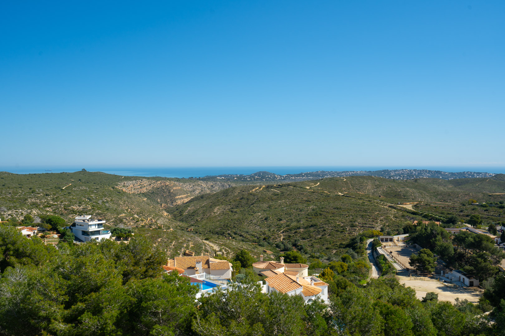Vistas panorámicas desde la propiedad hacia el parque natural de la Granadella y el mar Mediterráneo, destacando el relieve montañoso y la costa de Cumbre del Sol.