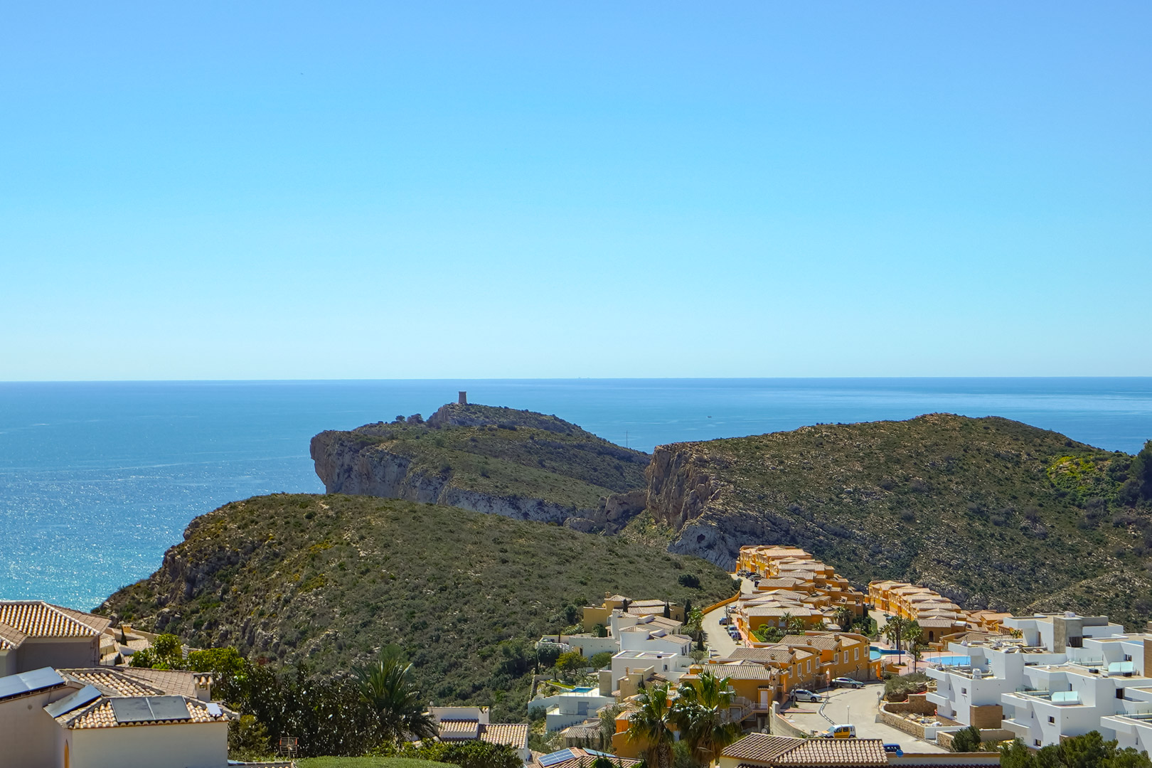 Vistas panorámicas desde la propiedad hacia el Cap d’Or en Moraira, destacando el mar Mediterráneo y el entorno residencial de Cumbre del Sol.