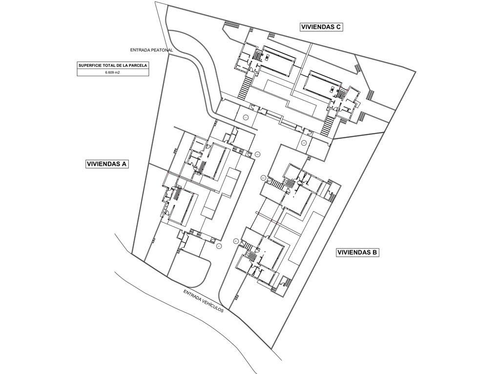 Plano de urbanización detallado que muestra tres parcelas residenciales (A, B, C), accesos peatonales y vehiculares, y una superficie total de 6.609 m². Plano de urbanización detallado que muestra tres parcelas residenciales (A, B, C), accesos peatonales y vehiculares, y una superficie total de 6.609 m².
