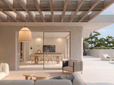 Amplia terraza exterior con pérgola de madera y zona de estar, conectada al comedor interior a través de puertas correderas de cristal. La piscina privada se vislumbra al fondo.