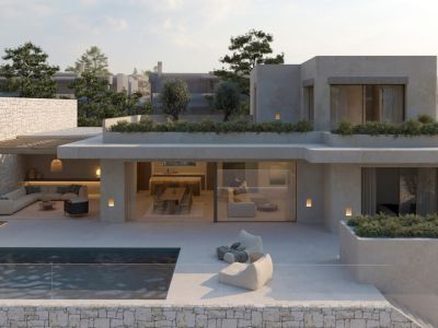 Exterior de villa moderna con piscina privada, amplia terraza y zona de estar exterior cubierta. Grandes puertas de cristal integran los espacios interiores con el sereno entorno al aire libre.
