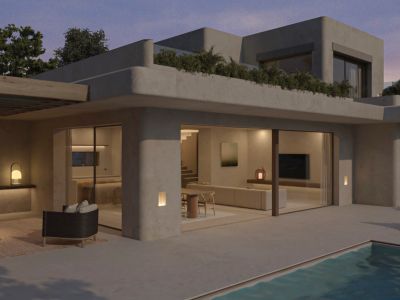 Vista exterior de villa moderna al atardecer, con piscina y zona lounge bajo pérgola de madera. Interiores luminosos con cocina abierta y salón-comedor.